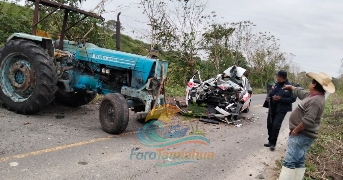 Brutal choque en la carretera Tuxpan–Tamiahua deja dos lesionados; taxi quedó destrozado