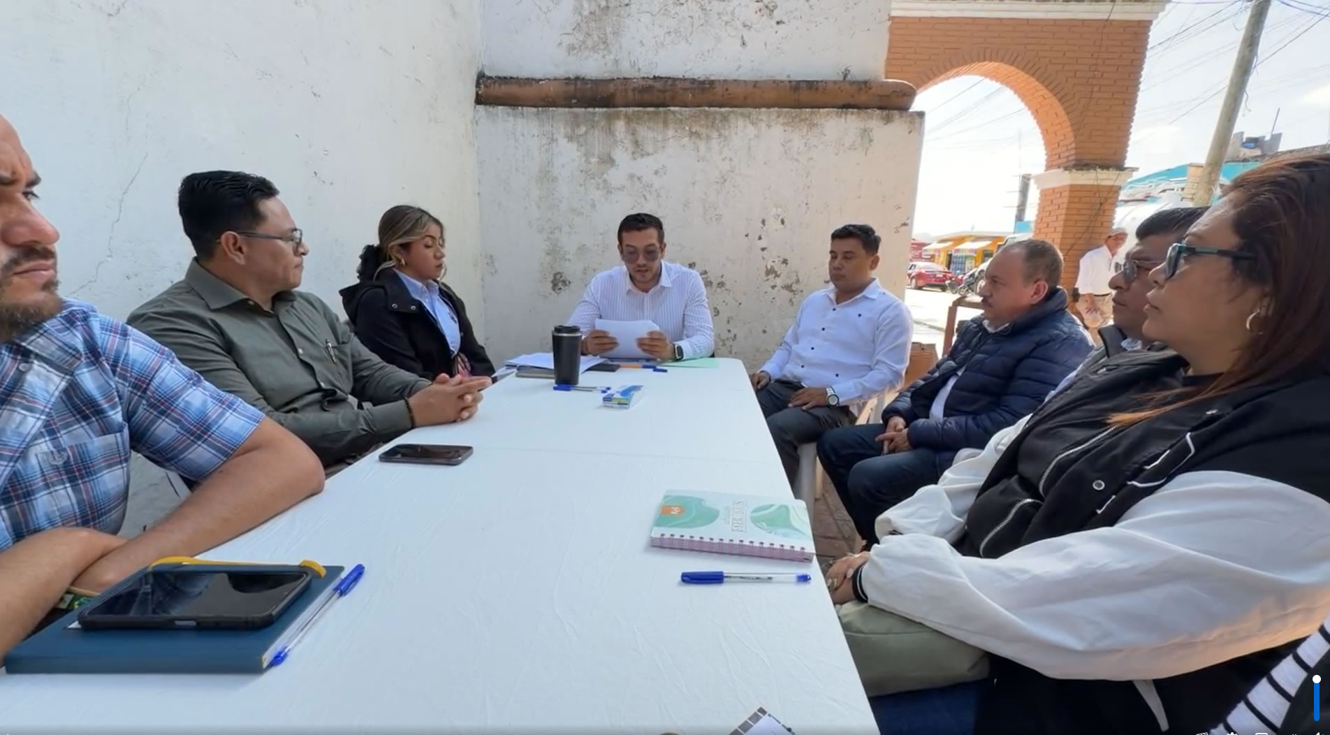 ¡Tuvieron que sesionar en la calle! Concejo de Tamiahua toma protesta sin archivos ni equipo; administración saliente enfrentaría delitos